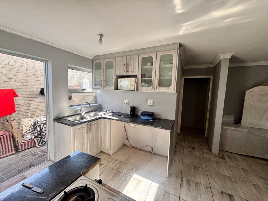 2 Bedroom Property for Sale in Mandela Park Western Cape